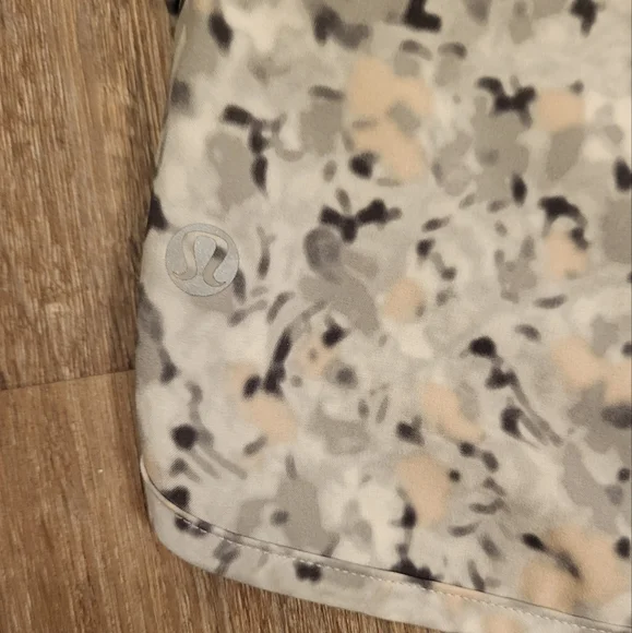 Lululemon Groovy Run Short Fleur Silver Spoon Size 10 - Picture 7 of 7